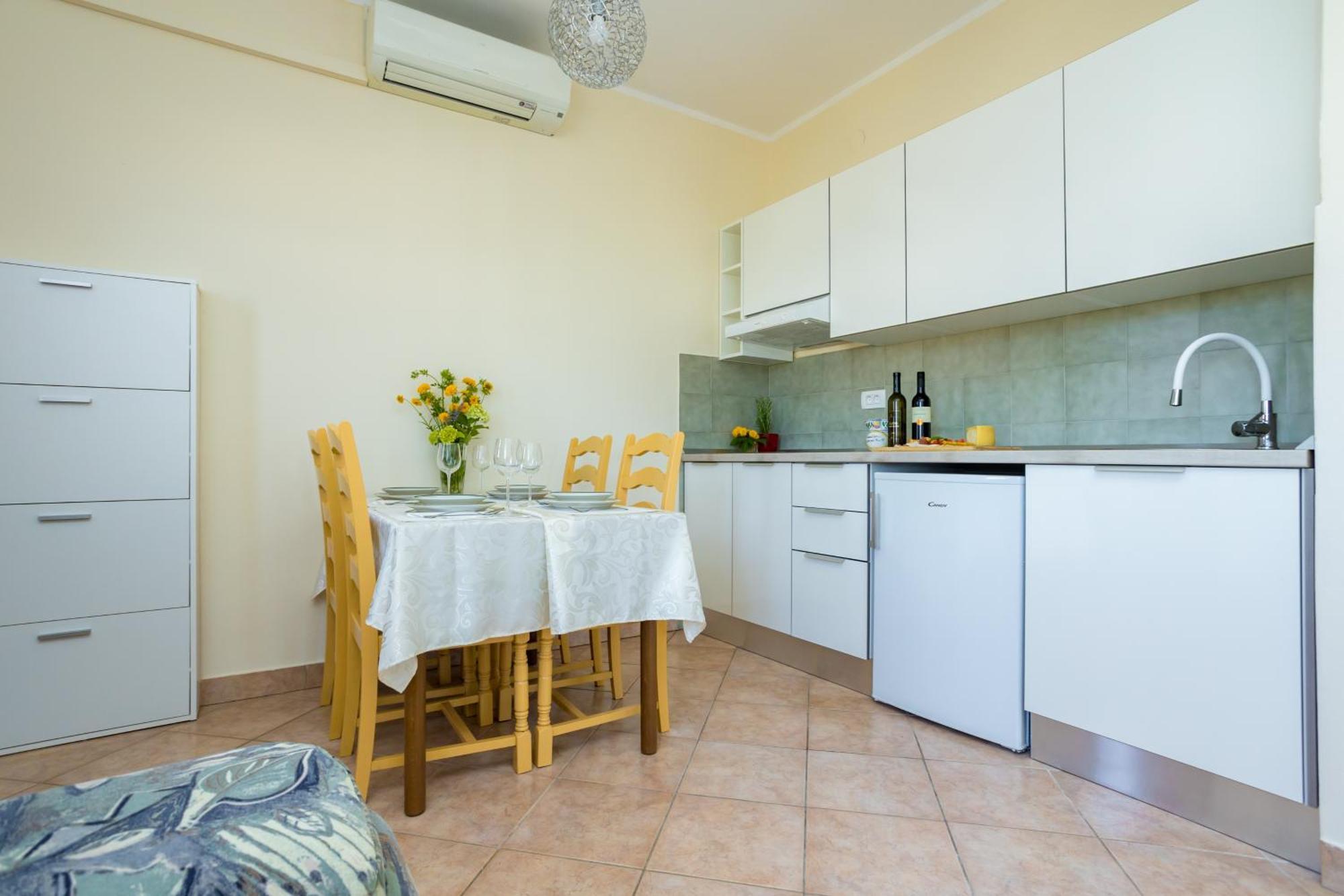 Apartments And Rooms Kod Keti Malinska Bagian luar foto