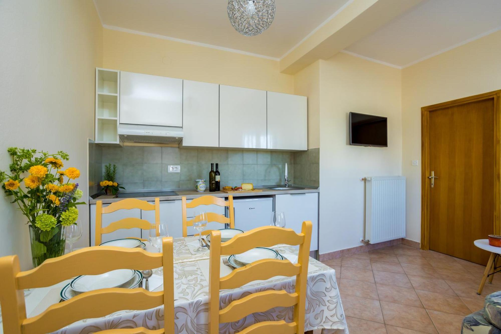 Apartments And Rooms Kod Keti Malinska Bagian luar foto