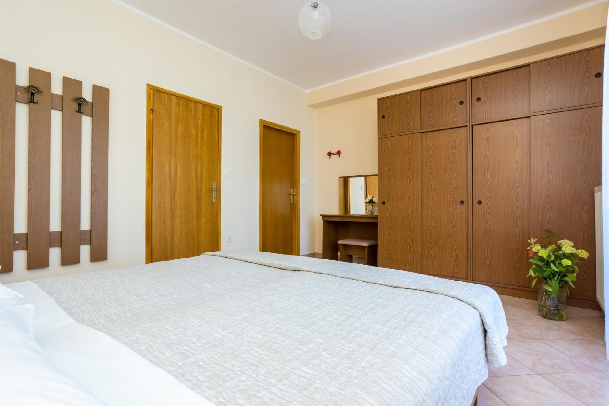 Apartments And Rooms Kod Keti Malinska Bagian luar foto