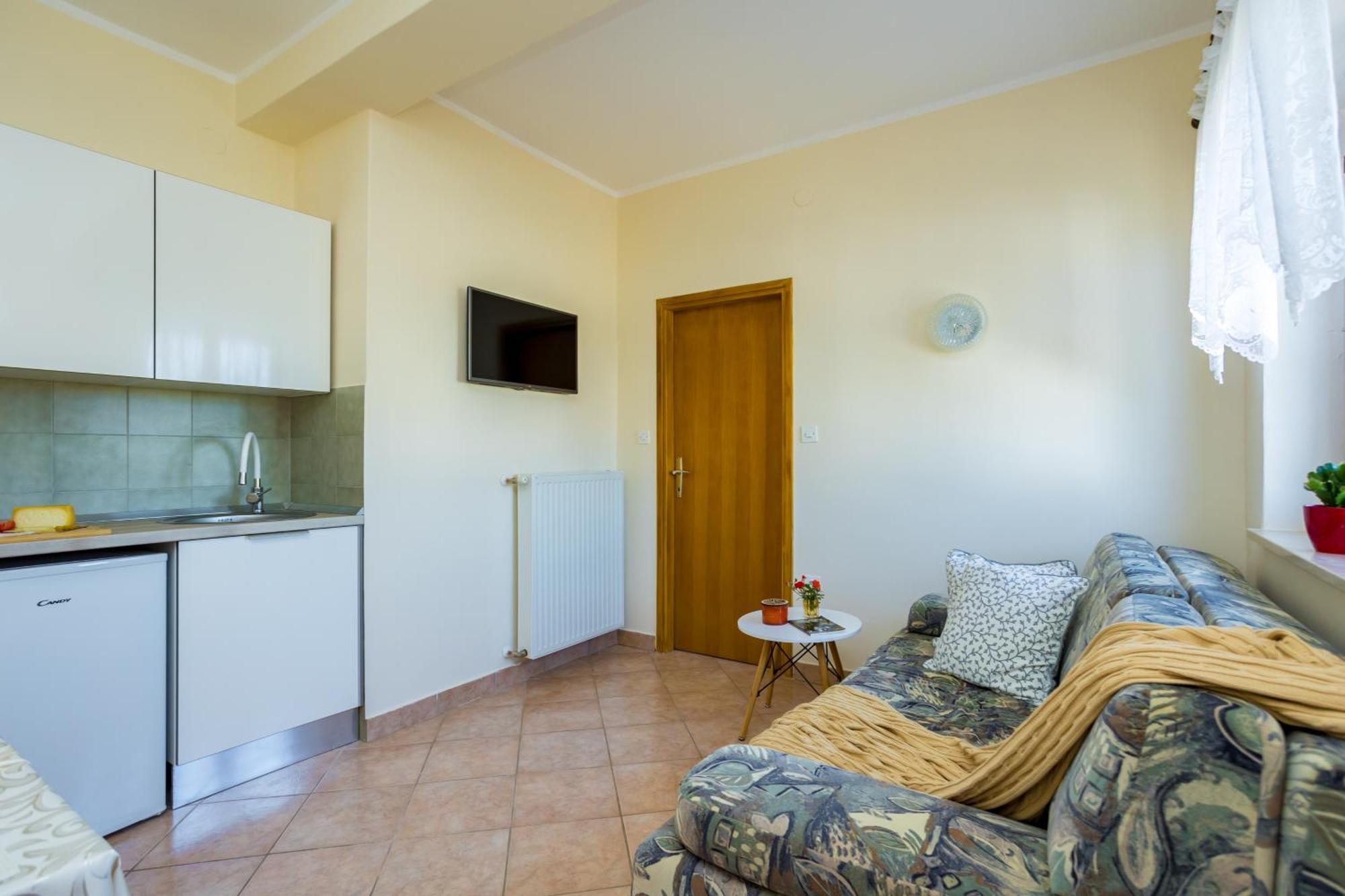 Apartments And Rooms Kod Keti Malinska Bagian luar foto
