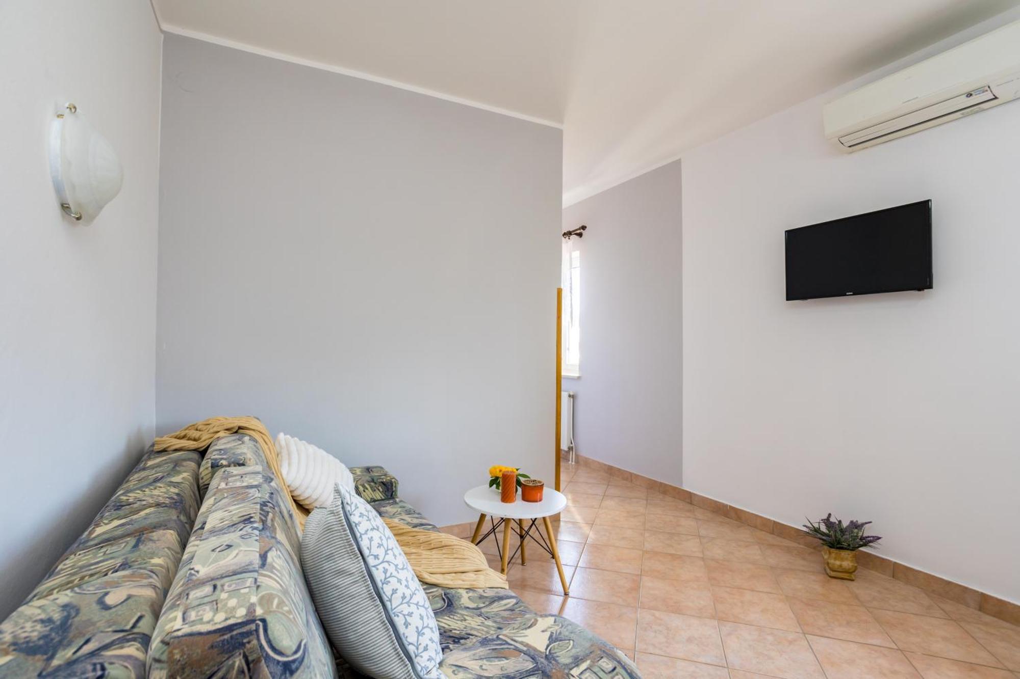 Apartments And Rooms Kod Keti Malinska Bagian luar foto